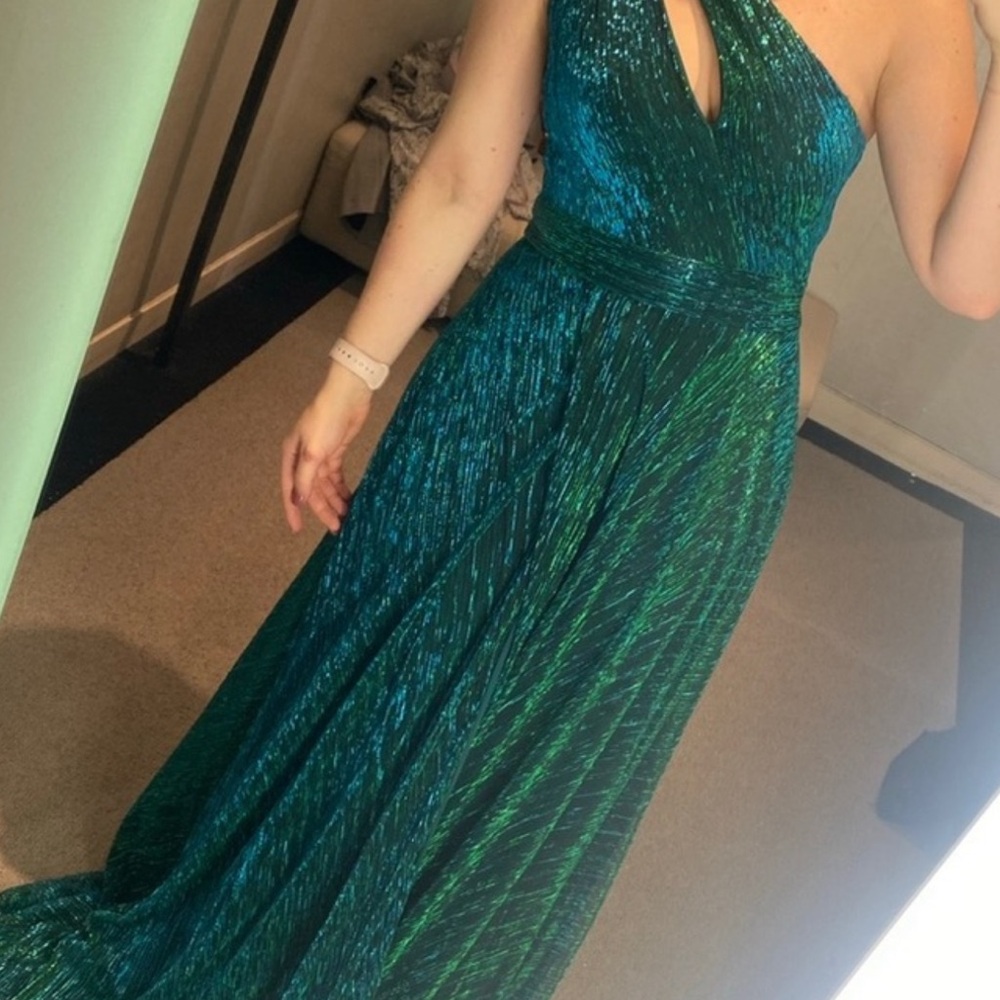 One Shoulder Crinkled Metalic Gown, Jade Color. - Picture 5 of 6